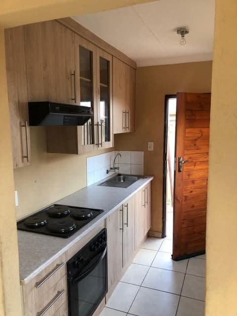 2 bedroom house coming with a  fitted kitchen  in Norkem Park