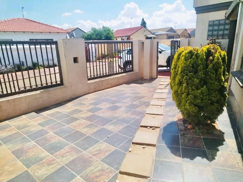 Property specifications
location ext 14

p  in Vosloorus
