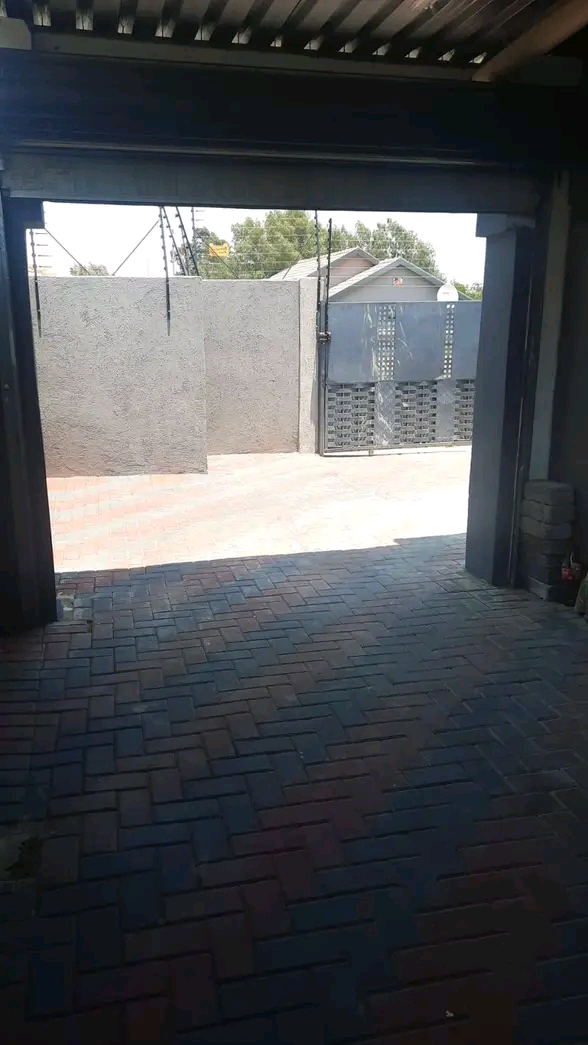 Ensuite available immediately for rental with  in Naturena