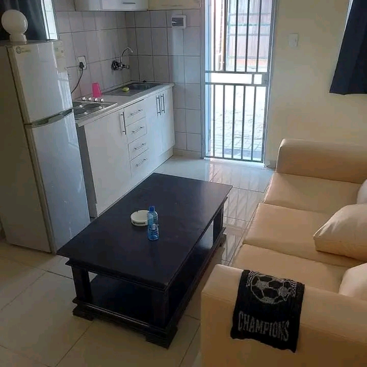 Cottage to let r3000. deposit r1000. water in  in Rosettenville