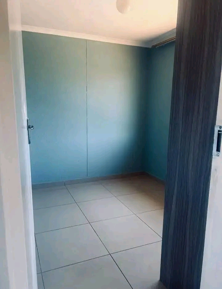 •fitted kitchen with a 4 plate stove 
•f  in Glen Marais Kempton