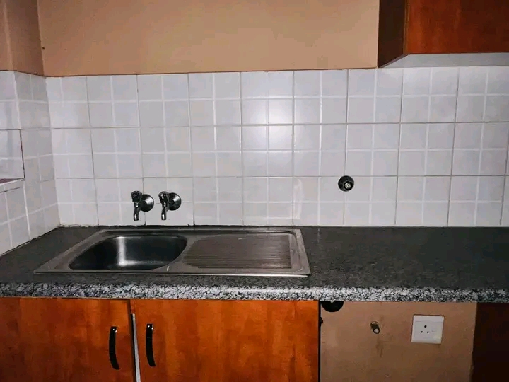 3 bedroom flat for sharing in cbd (the oaktre  in Kempton Park