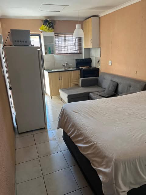Spacious garage size bachelor to rent availab  in Spruitview