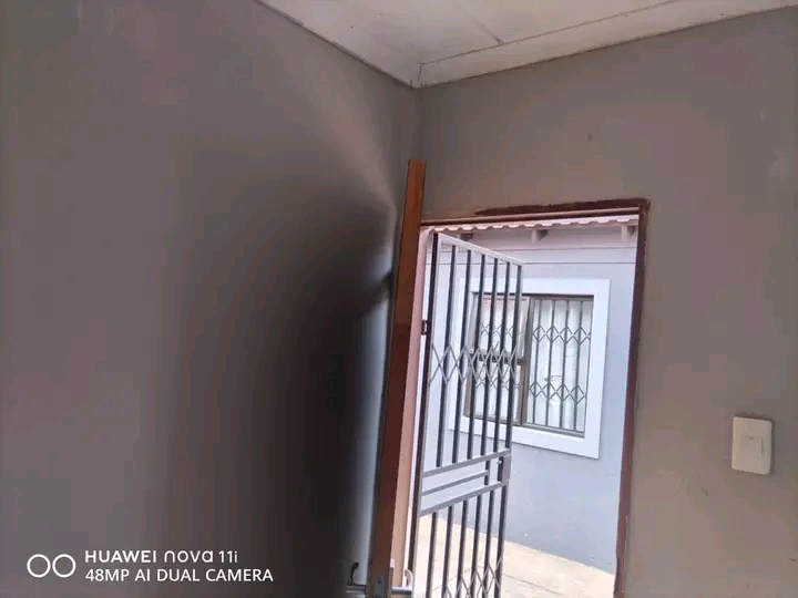 Room to rent (own shower and toilet)  ext 8 p  in Palm Ridge