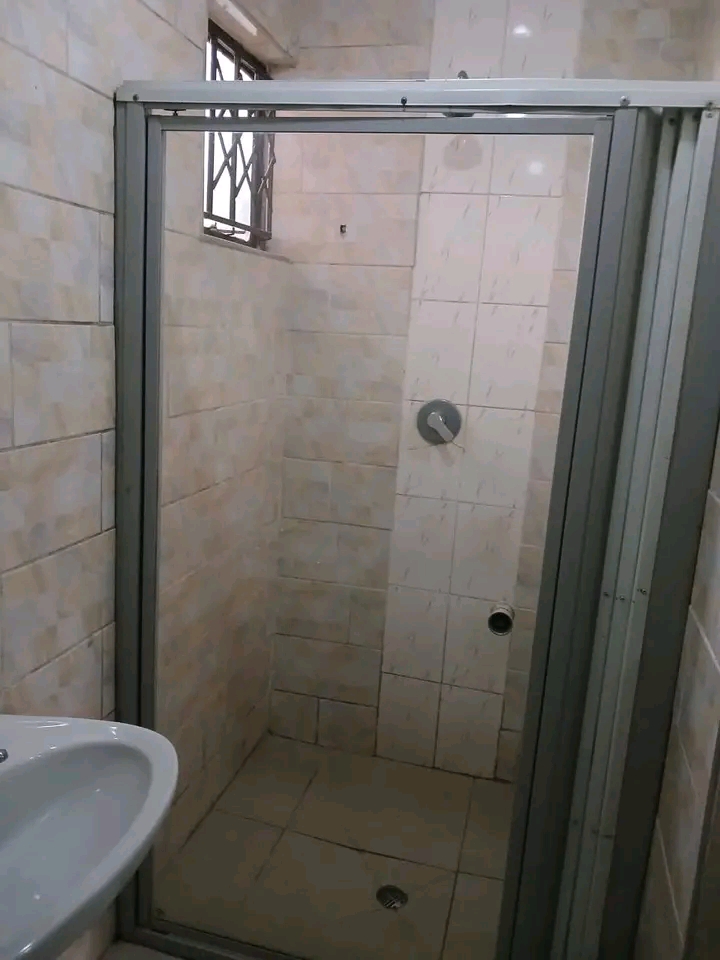 Bachelor available at ext 3 near score taxi r  in Ivory Park