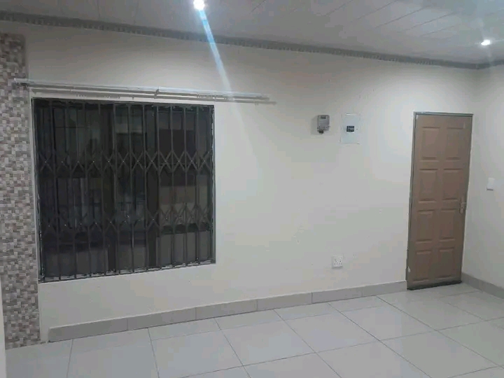 Spacious room with ensuite facilities availab  in Protea Glen