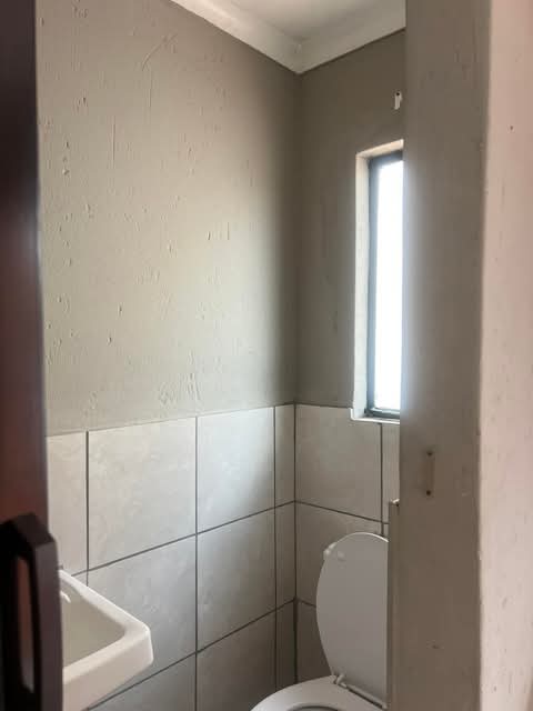 Bachelor room to let for r2600 per month excl  in Olievenhoutbosch