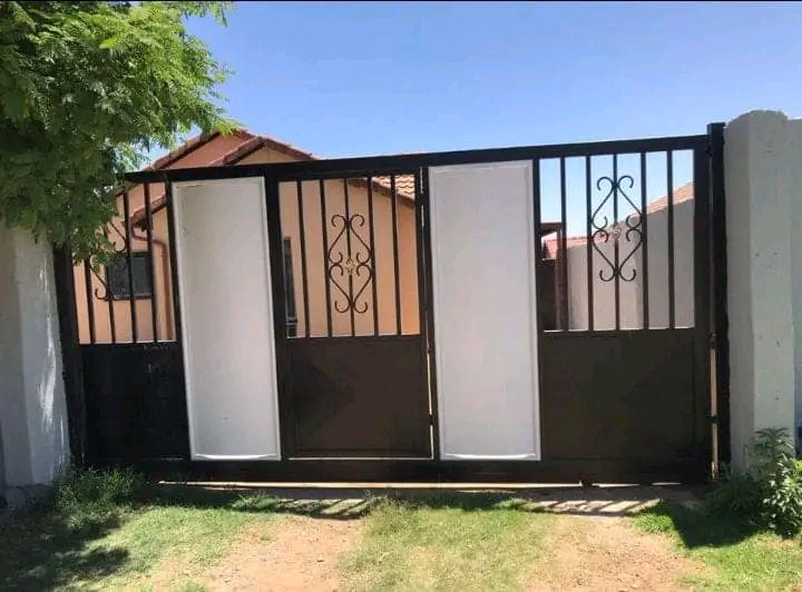 3bedrooms 2bathrooms
6500 rent 
r6500 depos  in Birch Acres