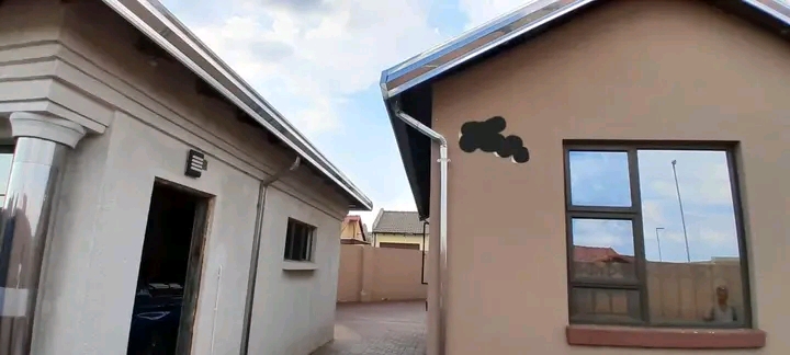 2 bedroom main with ensuit, 2bathrooms, loung  in Leondale