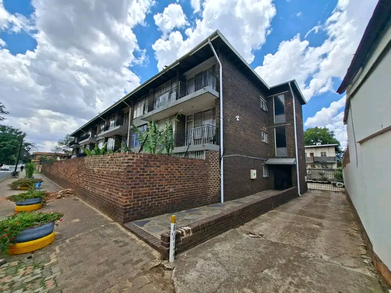 Jhb cbd 
vale court 
2nd floor newly renova  in Betrams
