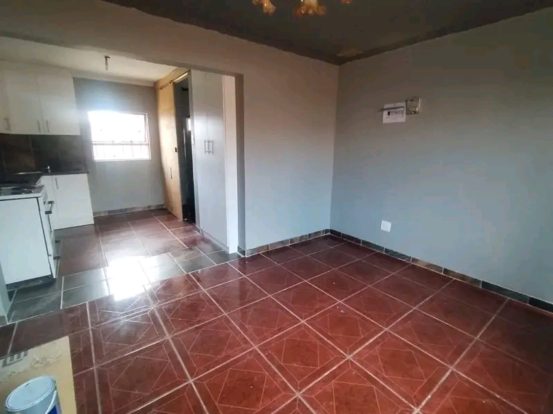 Bachelor for rental
huge space
prepaid elec  in Vosloorus