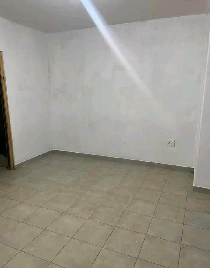 Room available to rent month end for r2000 ex  in Braamfischer