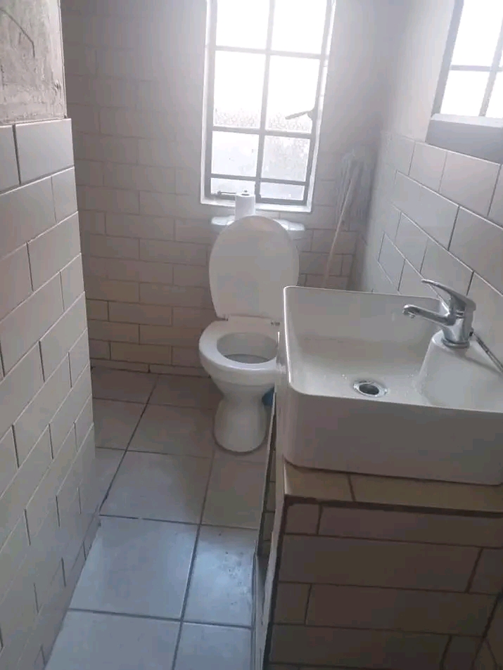 2 fitted bedroom cottage comes with a fitted   in Birchleigh