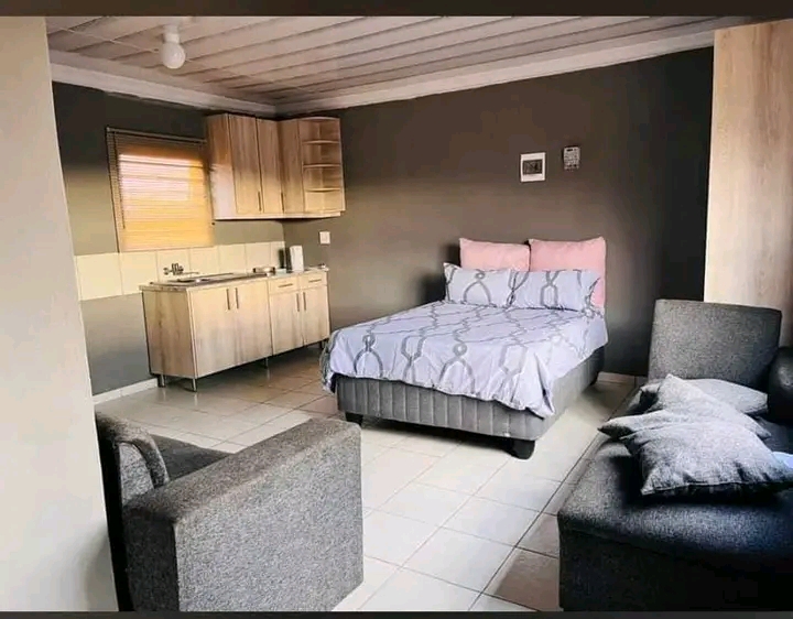 A furnished single room ready available to re  in Sandton