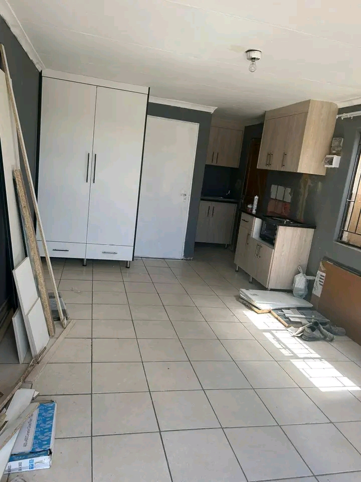 A spacious bachelor cottage available 5min wa  in Birch Acres
