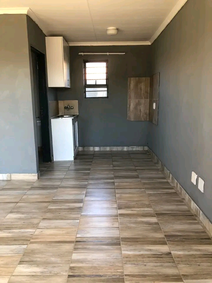 En-suite bachelor room to rent at extension 4  in Protea Glen