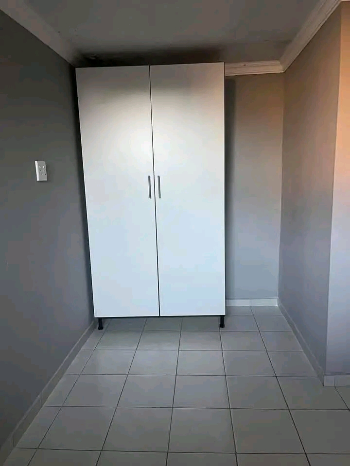 Bachelor available 
near the mall 
r2500pm.  in Birch Acres