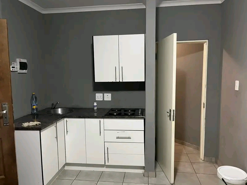 Cottage available from the 1st april extensio  in Cosmo City