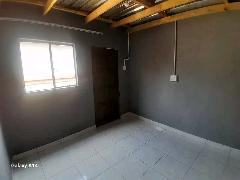 Room to rent available at ext 21 marikana, el  in Nellmaphius