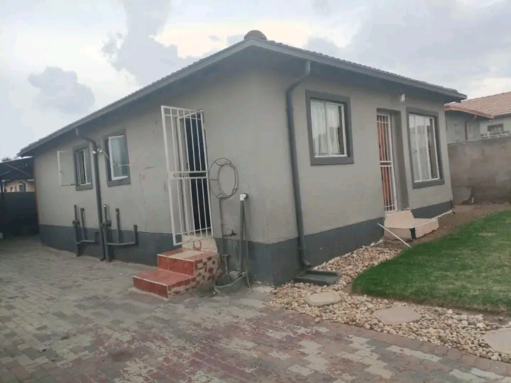 3 bedroom house  with the fitted kitchenette,  in Kempton Park