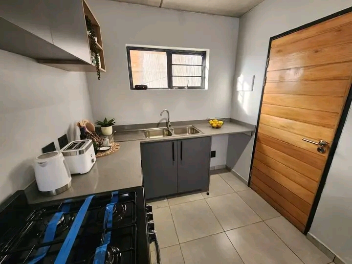 Jhb south 
acacia grove
kitchen fitted 
op  in South Hills