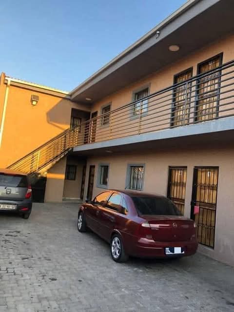 A beautiful bachelor
 comes with fitted kitc  in Tembisa