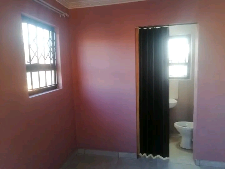 A bachelor room for r3000 deposit r1000 situa  in Ebony Park