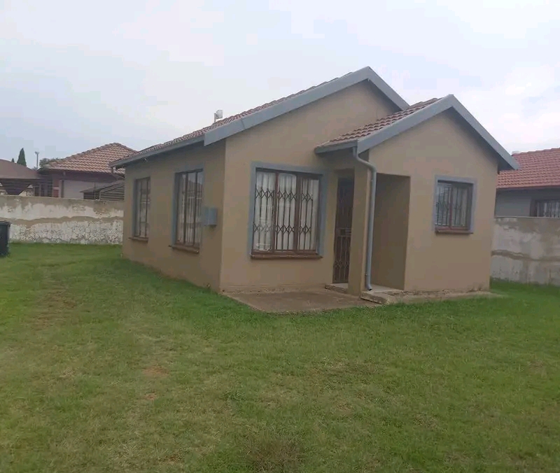 House available rent 
r5500 + r5500 deposit   in Dawn Park