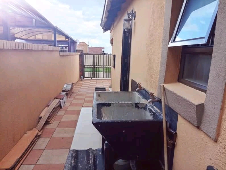 2 bedroom house (one of the bedrooms fits 2 b  in Protea North