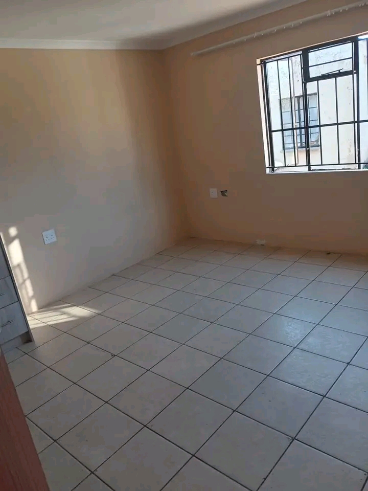 1 bedroom cottage, comes with fitted wardrobe  in Norkem Park