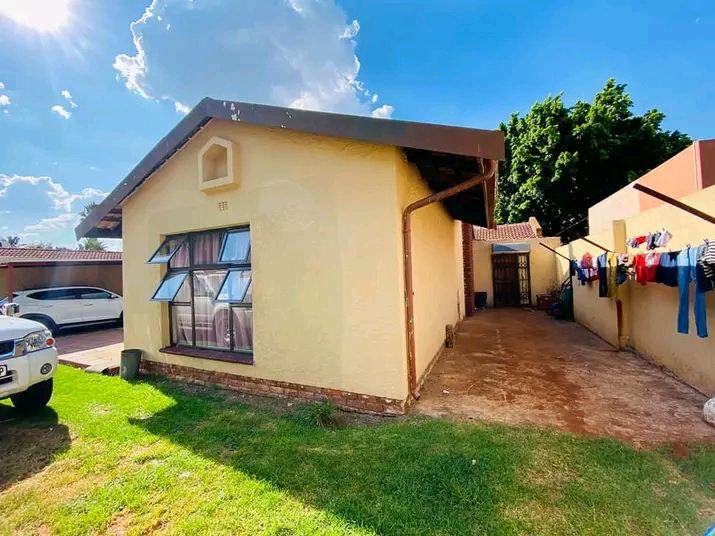 3 bedroom house in boomed secured area for re  in Kempton Park