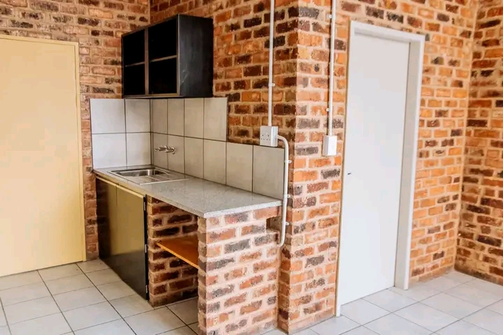 Bachelors to let in paris house on 72 end str  in Doornfontein