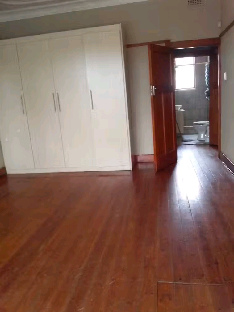 Available to rent now.
3bedrooms with 2 toil  in Kensington