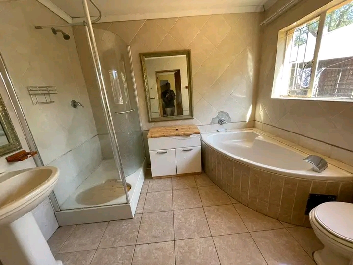 1 bedroom  cottage, comes with  lounge,fitted  in Old Birch Acres