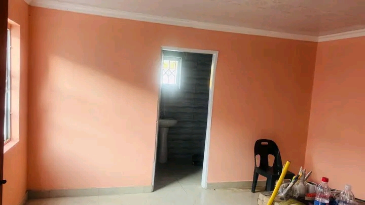 To let  please contact  0674421964, located n  in Kensington