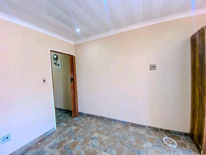 Property to let 1bed 1bath en-suite @3.300
b  in Dlamini
