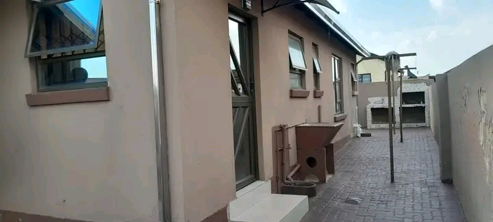 2 bedroom main with ensuit, 2bathrooms, loung  in Leondale