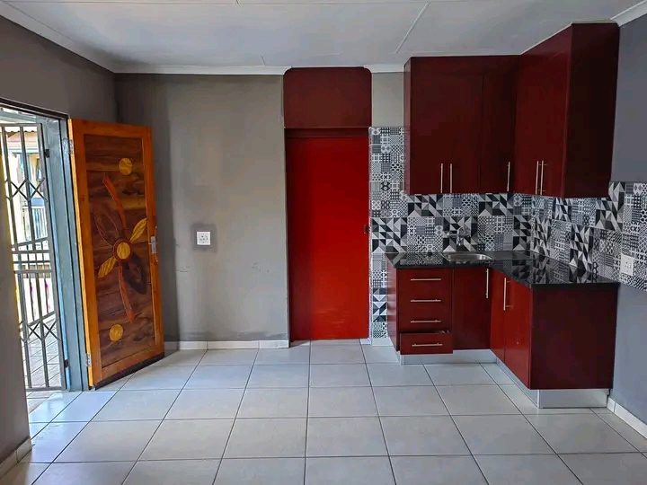 Spacious bachelor unit empty & available imme  in Vosloorus