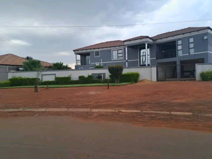 6 bedroom double storey to lease in ext 24 fo  in Protea Glen