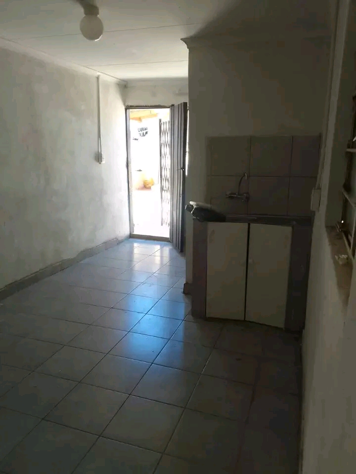 Big cottage available r2500 including water a  in Bezuidenhout Valley