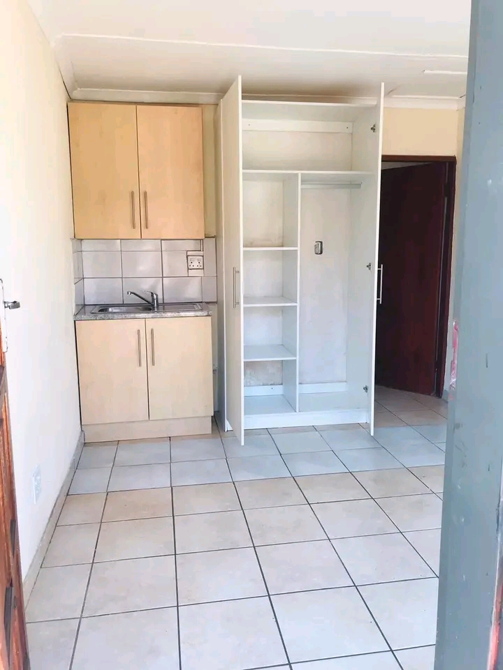 Bachelor room to let available right now sowe  in Protea Glen