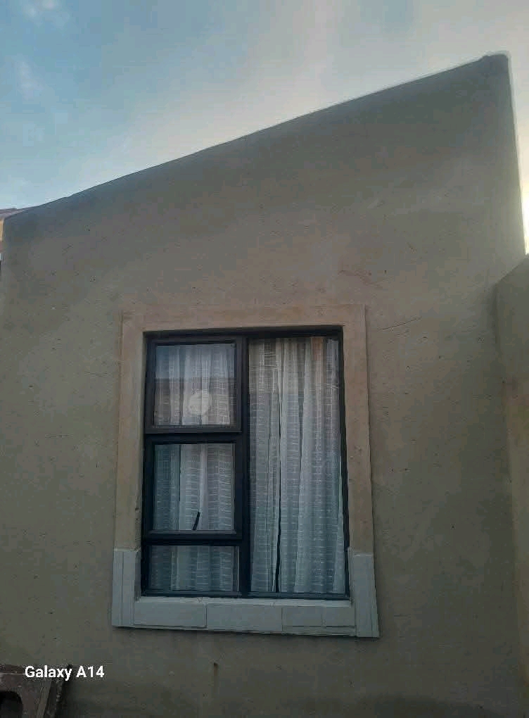 Garage room – r2,000 (no deposit)
spacious  in Zola