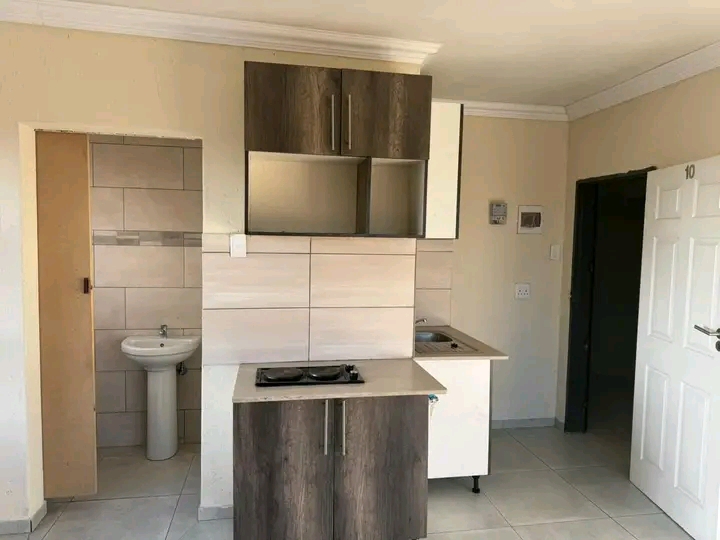 Bachelor room available immediately in ext 36  in Olievenhoutbosch