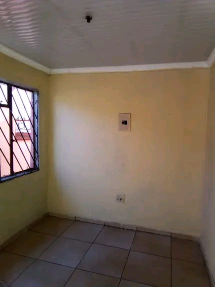 Two rooms with ajoining door to the other roo  in Vosloorus
