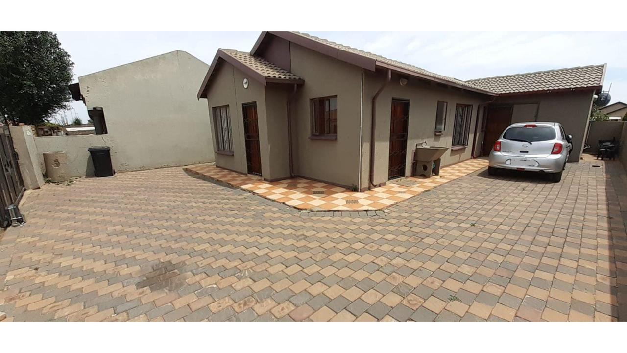 Spacious and beautiful 1 bedroom and 1 bath c  in Roodekop