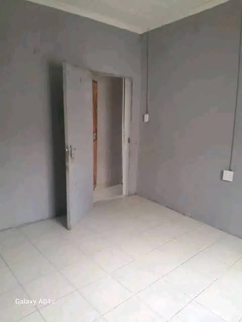 Room to rent  ext 2 
near lord khanyile hall  in Ivory Park