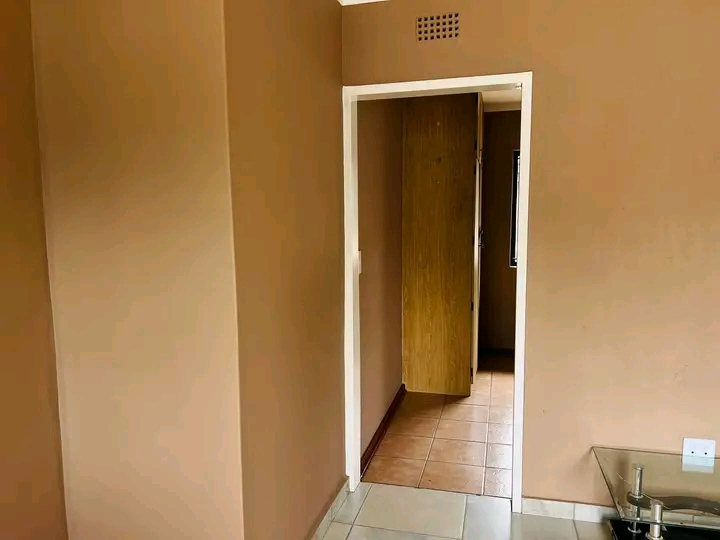 1 bedroom bachelor comes with a fitted kitche  in Birchleigh North
