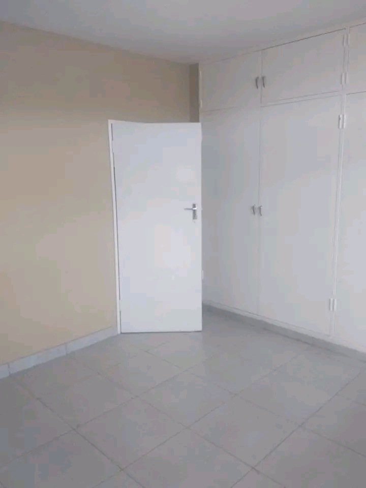 Big room available at brinkside flats celleir  in Sunnyside