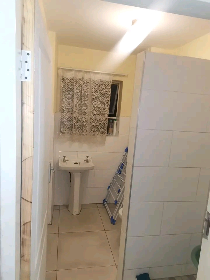Single room available for r2600. water and el  in Sunnyside