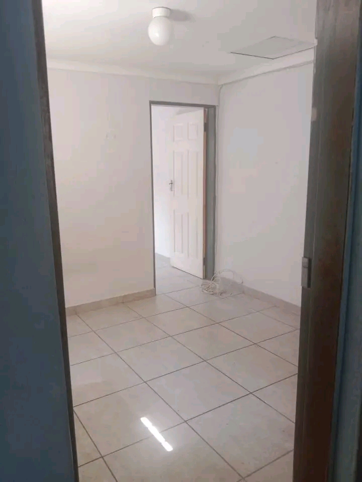 One bedroom cottage behind shoprite yarona
p  in Allandale